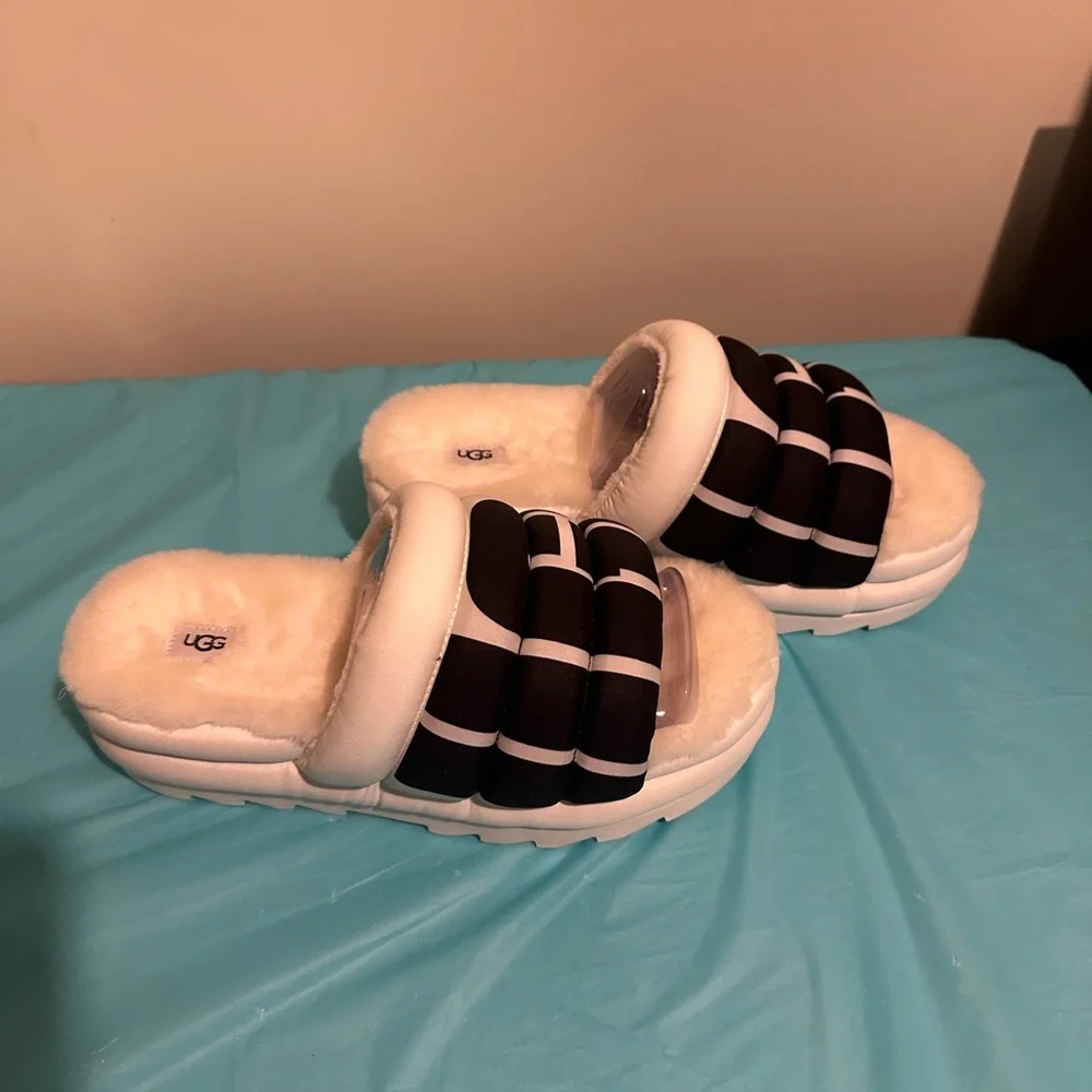 UGG W Maxi Slide Logo in White - Picture 4 of 8